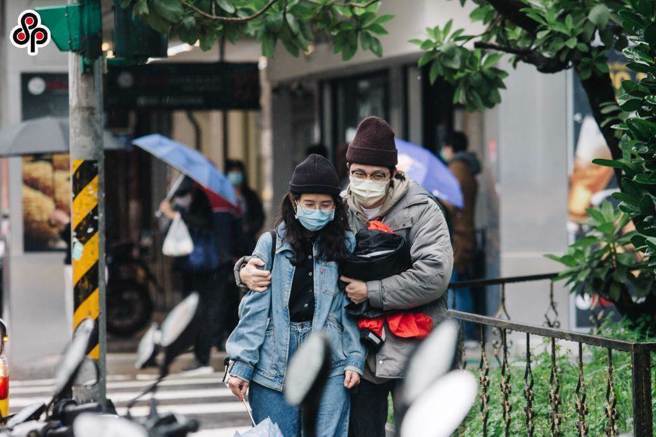 气象局发布10县市低温特报，西半部日夜温差大。(资料照)