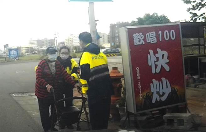 7旬老妪不想就医，寒风中推四轮助车徒步5公里迷途，员警暖心安抚送返家！(警方提供)
