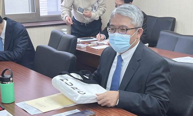 花敬群今受訪表示，徐部長因氣喘發作、健康因素請辭，院內發布由他代理接下責任，將會繼續穩定內政部政務推動，希望能順利審議。（游念育攝）