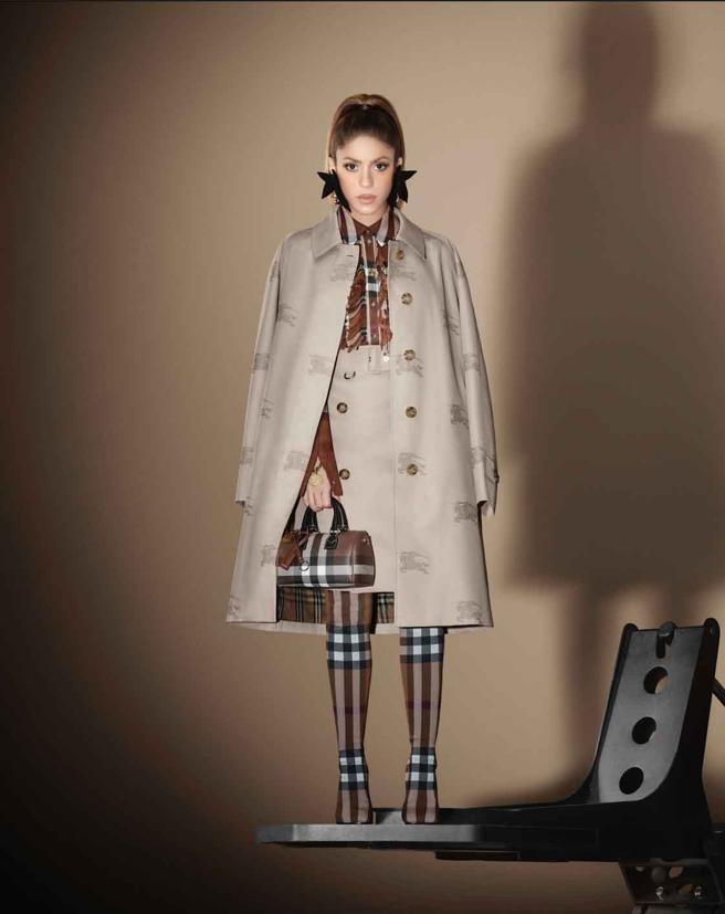 夏奇拉以水晶绣有EKD和橡树叶徽章的薄纱礼服亮相于BURBERRY的「盛宴前夕 – THE NIGHT BEFORE」大片当中。（BURBERRY提供） 