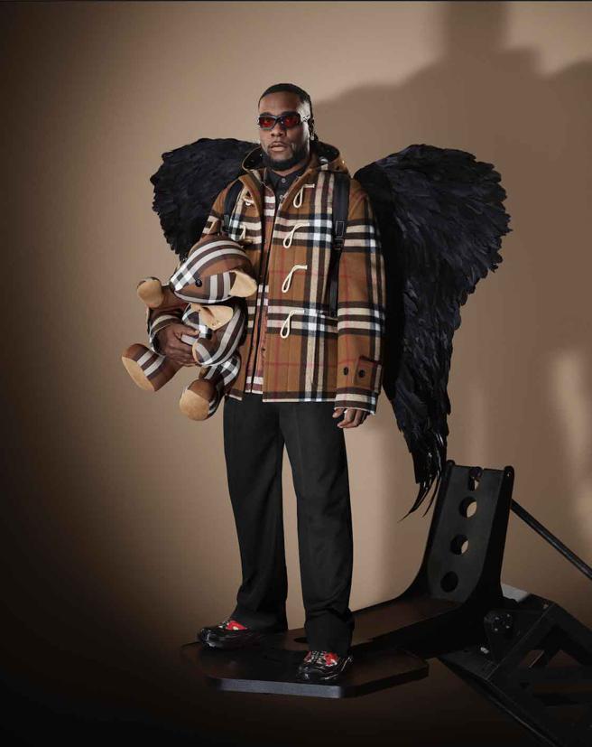 伯纳男孩于点点雪花中漫步，为BURBERRY演绎个性又不失经典的造型，提供年末派对穿搭参考。（BURBERRY提供）