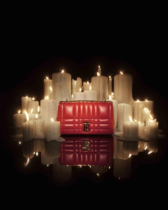 BURBERRY绗缝皮革迷你 Lola 包 亮红色，5万5000元。（BURBERRY提供）