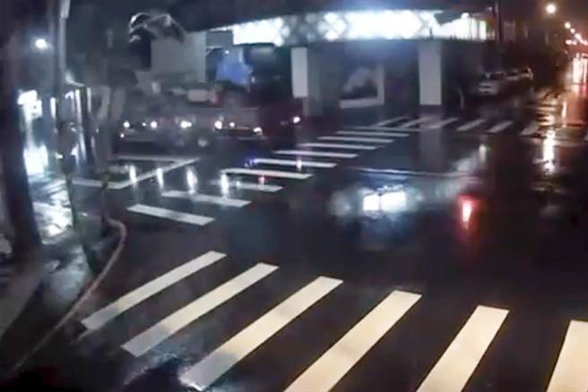 王姓男子因车身过高勾到电线、拉倒3根交通号志灯杆。（警方提供／李忠一宜兰传真）