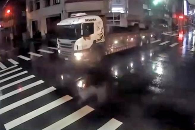 图为王姓男子勾到电线前画面。（警方提供／李忠一宜兰传真）