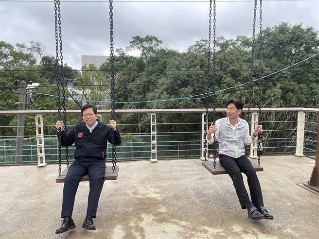 桃园市长郑文灿(左)今赴中坜视察埤塘公园工程，被问对内阁改组是否有期待？ 他说，总统会衡量全盘调整。(吕筱蝉摄)