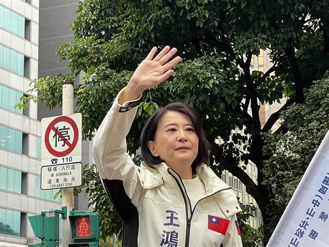 国民党台北市第3选区立委参选人王鸿薇8日在松江南京路口拜票。（蔡佩珈摄）