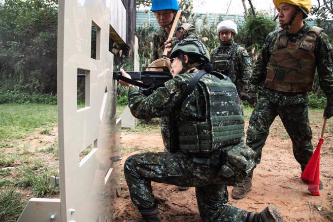 官兵配合障碍板实施跪姿射击。(军闻社提供)