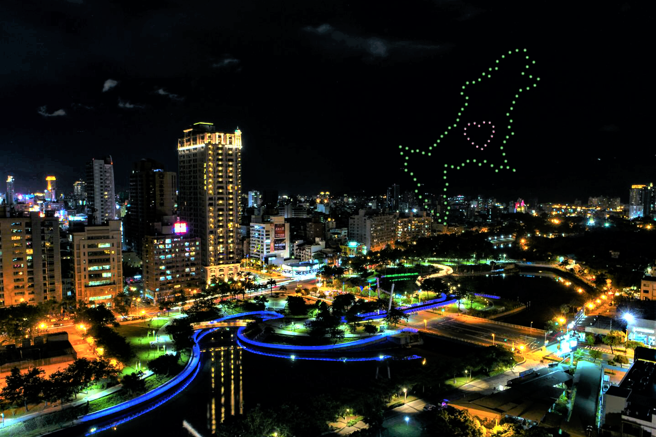  无人机于爱河之心表演示意图。(高雄市观光局提供)