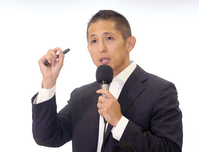 民进党台北市立委参选人吴怡农8日召开政见发表记者会，说明松山机场迁建的相关议题。（范扬光摄）