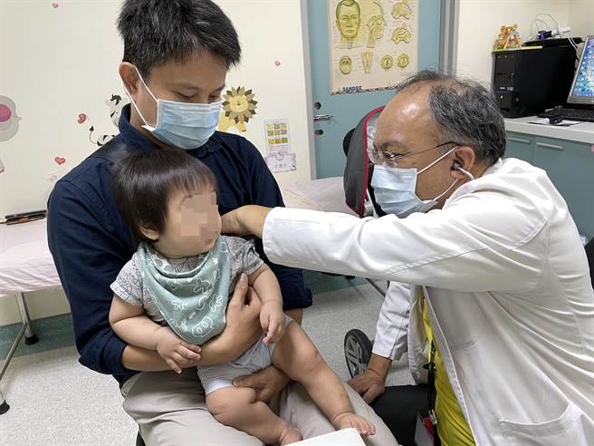 台中乌日区10月大男婴日前出现肠胃炎症状数天，一天解便5、6次并发出恶臭，经检查发现感染寄生虫，经5天的药物治疗顺利恢復。（乌日林新医院提供／潘虹恩台中传真）
