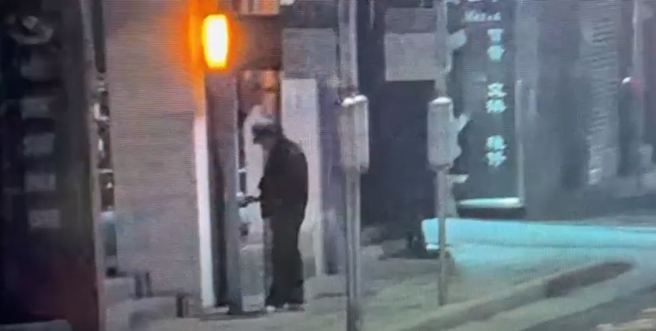 7旬翁拆号志灯箱研究线路，电线外露吓坏天母居民。(截自影片)