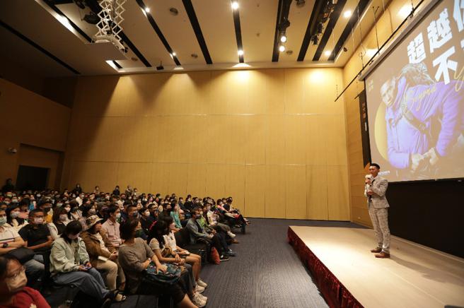 青年局举办大师论坛，超跑选手陈彦博与现场学员分享运动带给他的信念。(高雄市青年局提供) 