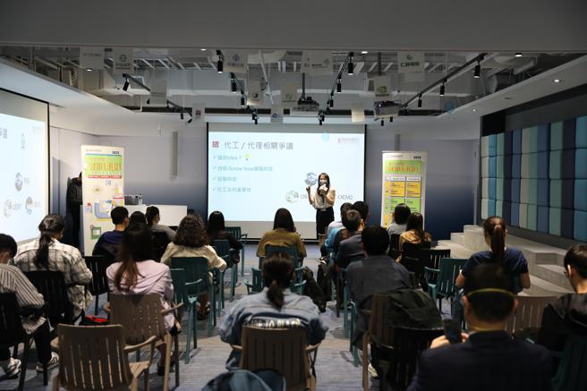 创业培育课程，理律法律事务所杨舒涵律师与学员共同探讨智慧财产权。(高雄市青年局提供) 