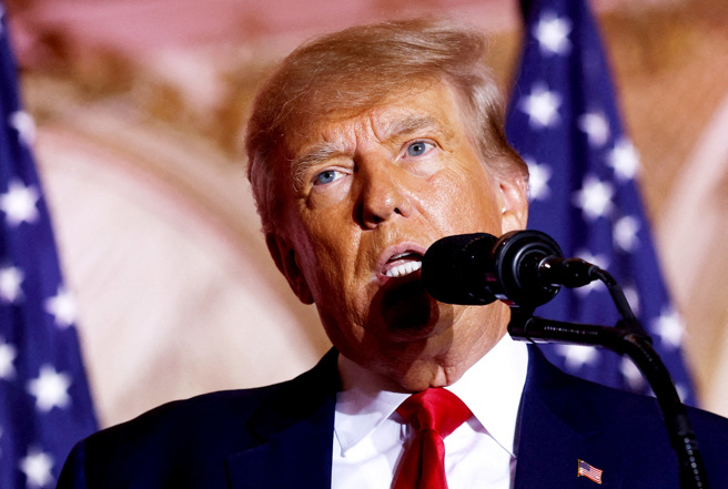 美國前總統川普的律師團僱用獨立團隊，在佛州一處儲藏地點發現了另外2份印有「機密」字樣的文件。（資料照／路透社）