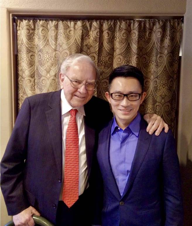 梁凯恩与股神巴菲特合影。（路克国际提供）