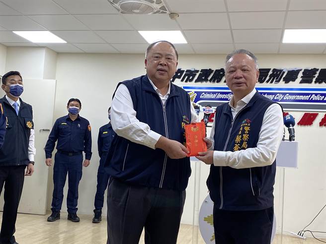 台中市政府警察局8日举行破案记者会，副市长陈子敬当场颁发破案人员奖金，展现台中市打击犯罪高强度量能。（张妍溱摄）