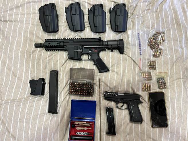 警方查获犯案枪枝一批。（张妍溱摄）