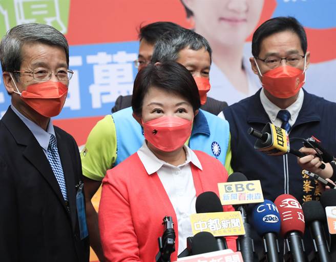 台中市長盧秀燕受訪指出，台中市小內閣會有局部改組，目前仍在做綜合考量。(林欣儀攝)