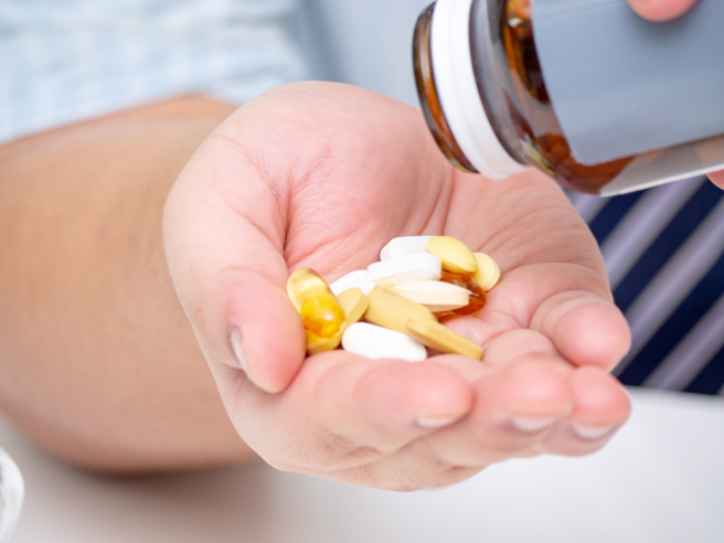 许多民眾会补充维他命等保健品，以维持日常所需活力。( 示意图/ Shutterstock )