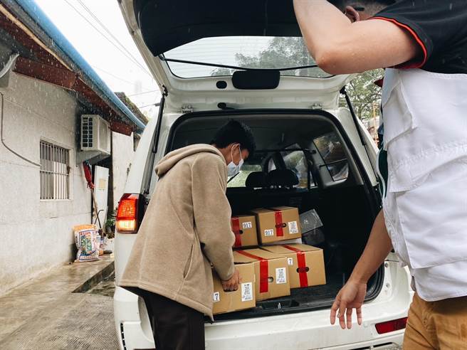 花莲家扶中心每年春节前夕都会发起暖心套餐认购活动，让弱势孩童与家庭能吃顿好的年夜饭，今年预计募集1850份暖心套餐，不过目前仍有6成缺口，盼大眾能给予支持。（花莲家扶中心提供／罗亦晽花莲传真）