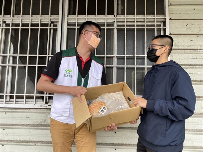 花莲家扶中心每年春节前夕都会发起暖心套餐认购活动，让弱势孩童与家庭能吃顿好的年夜饭，今年预计募集1850份暖心套餐，不过目前仍有6成缺口，盼大眾能给予支持。（花莲家扶中心提供／罗亦晽花莲传真）