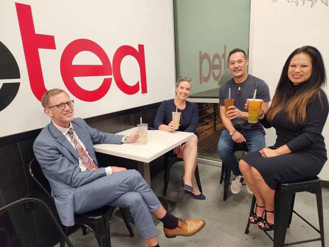 （AIT处长孙晓雅造访歇脚亭钱德勒门市，品尝台湾珍奶。图／Sharetea歇脚亭）