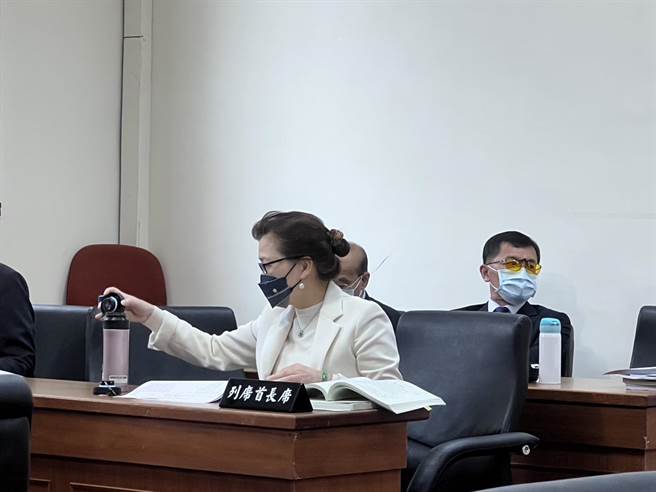 国民党立委参选人王鸿薇抛出首个政见，主张核二、核三厂延役，经济部长王美花把责任转给新北市政府阻挡，造成池子满了无法让燃料棒退出。(图／王玉树摄)