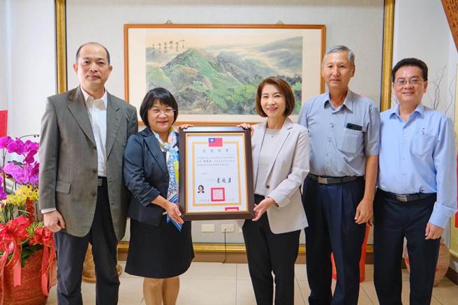 屏东县长当选人周春米8日获中选会颁发屏东县长当选证书，她承诺将在百日内成立长照处。（周春米团队提供／谢佳潾屏东传真）