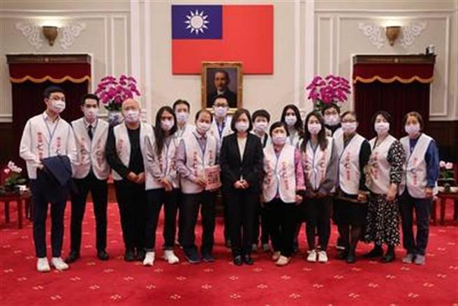 接见「全球热爱生命奖章」得主，蔡英文盼正能量传递全世界。（图／总统府提供）