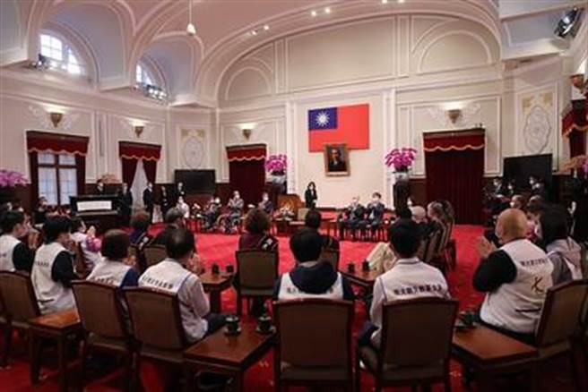 接见「全球热爱生命奖章」得主，蔡英文盼正能量传递全世界。（图／总统府提供）