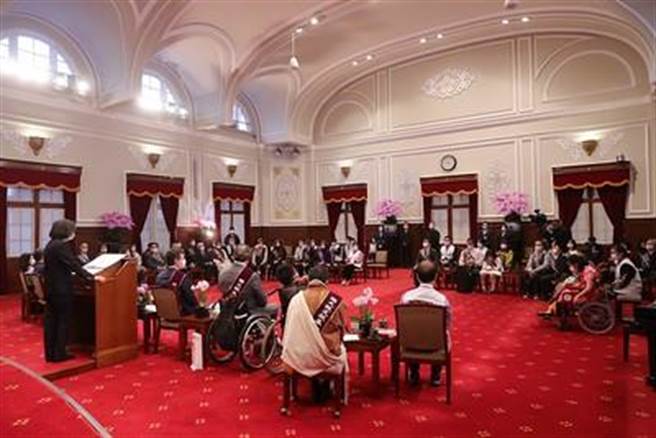 接见「全球热爱生命奖章」得主，蔡英文盼正能量传递全世界。（图／总统府提供）