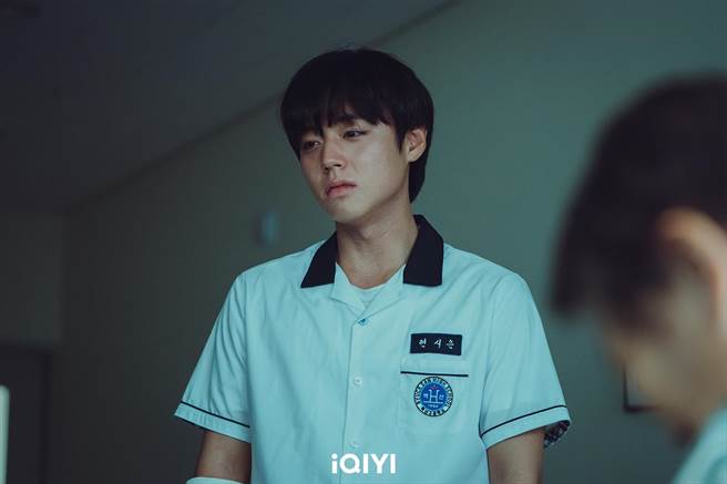 朴志訓在《弱美男英雄Class 1》中飾演總是孤獨行事的陰沈模範生。（愛奇藝國際站提供）