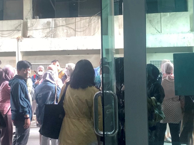 印尼西爪哇上午发生芮氏规模5.8强震，雅加达办公大楼上班的民眾在地震后离开大楼。（图／路透社）