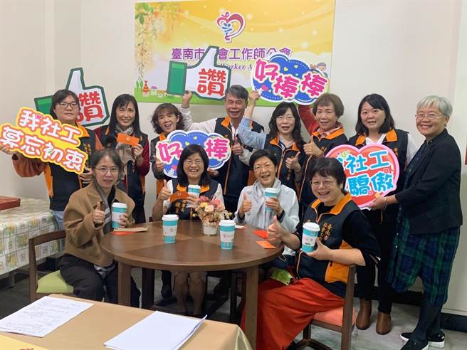 台南市社会工作师公会设立「谈心说事社工站」，希望会员能有更多思维面向及满满正能量。（台南市政府提供／张毓翎台南传真）