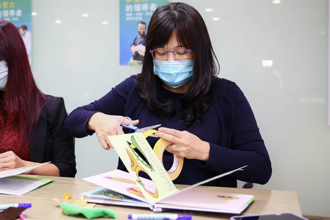 亚培员工发挥创意，规画不同触觉材质并亲手裁剪制作，每本教具书都有员工们亲写的祝福。（亚培提供）