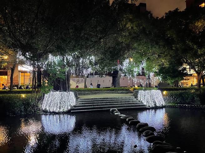 新竹市政府8日宣布启动感恩季活动，除12月份护城河岸打造节庆灯饰光环境，让民眾感受温馨浪漫氛围。（新竹市政府提供／王惠慧新竹传真）