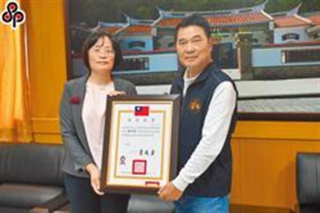 苗栗县长当选人锺东锦（右）接下当选证书（本报资料照片）