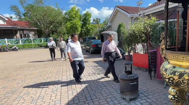 台北市长柯文哲私人行程今日低调来到台东县关山镇拜访无党籍县议员陈宏宗。（读者提供／蔡旻妤台东传真）