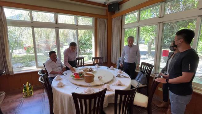 台北市长柯文哲私人行程今日低调来到台东县关山镇拜访无党籍县议员陈宏宗。（读者提供／蔡旻妤台东传真）