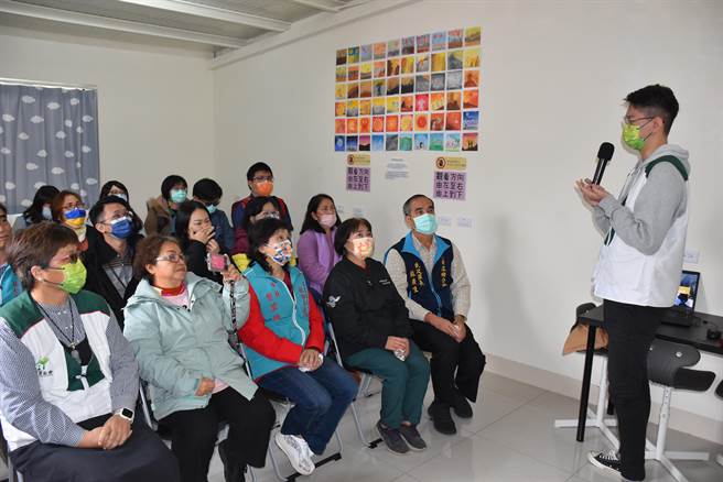 苗栗家扶中心在南庄设立庄角工作站8日揭幕，志工与家长们一起分享成立过程。（谢明俊摄）