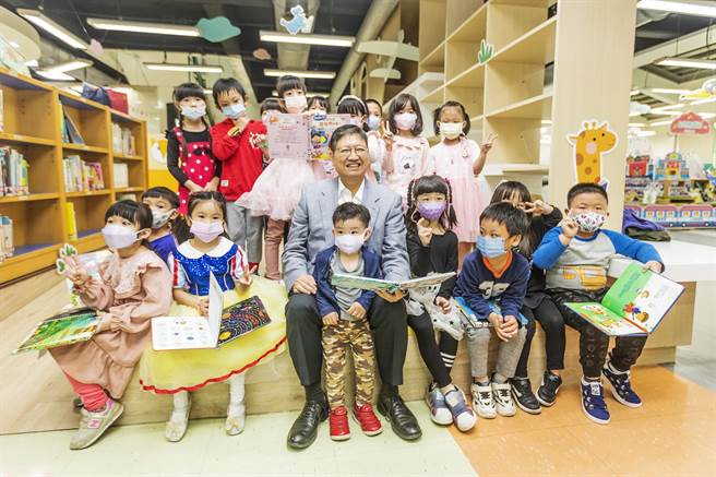 新竹县阅读节暨喜阅节嘉年华，10日在文化局登场，县长杨文科邀请大小朋友在岁末年终之际，参加阅读节共享精彩有趣的阅读飨宴。（罗浚滨摄）