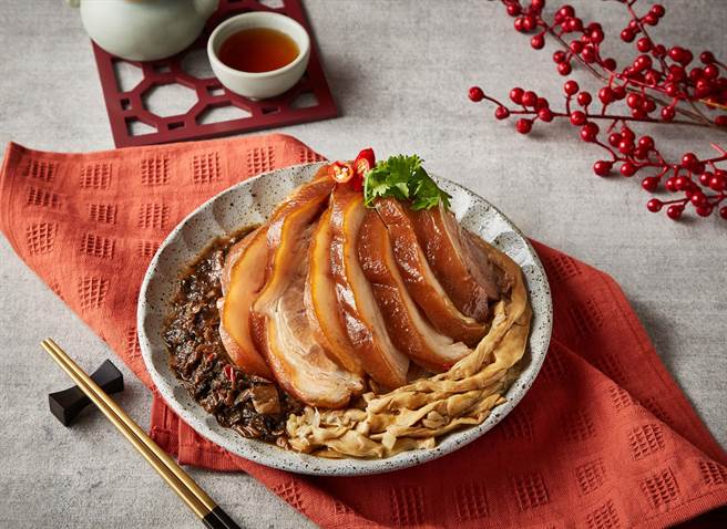 阿基师「如意梅干笋丝蹄膀」，899元。（OKmart提供）