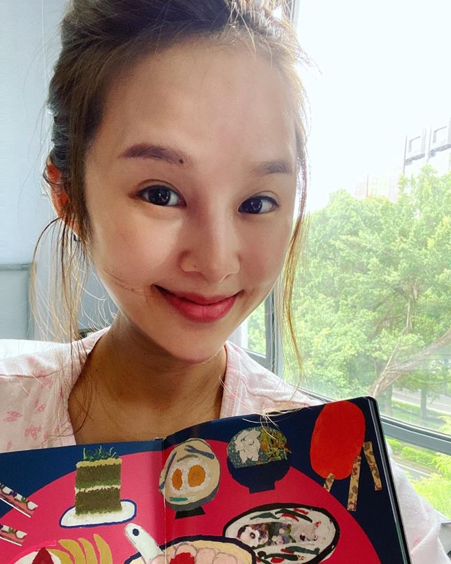 张龄予晒出产后自拍照。（图／翻摄自张龄予脸书）