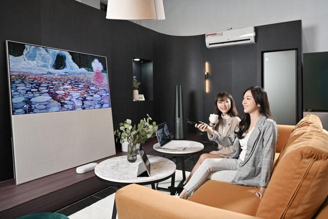 LG的「Objet 玩美.生活.家」体验活动中，展现了仿如艺术品般融入居家设计的OLED Objet Collection Easel 4K AI 65吋物联网电视，成为了客厅区中的焦点。（LG提供）