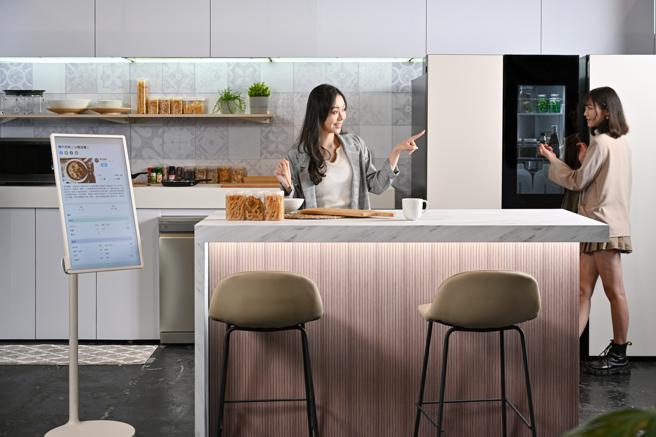 LG「Objet 玩美.生活.家」体验活动中，展出了InstaView 敲敲看门中门Objet Collection等新品，因着都能挑选喜欢的配色与材质，让厨房成为了现场最热闹的展区。（LG提供）