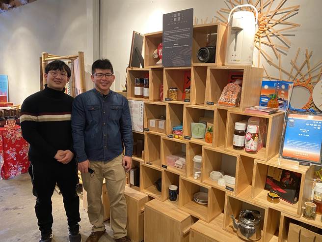 富冈创生协力队以富富．小山冈基地为平台推出「富富严选」贩卖在地特色商品。（蔡明亘摄）