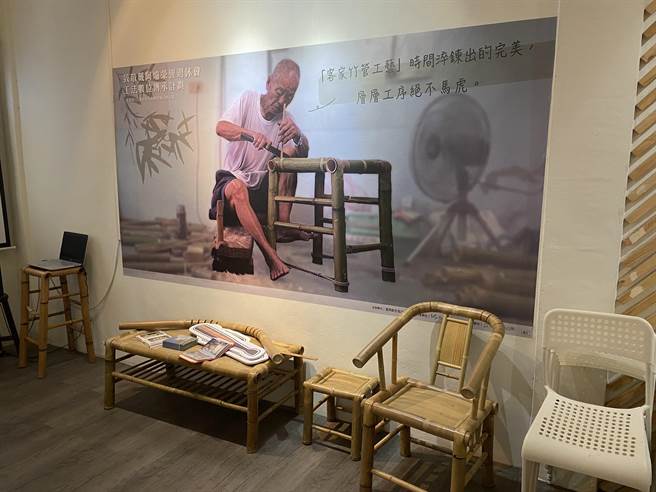 富冈创生协力队为国宝级竹艺大师戴阿炉举办荣誉退休会。（蔡明亘摄）