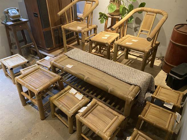 国宝级竹艺大师戴阿炉最后一批手作家具在富富．小山冈基地义卖。（蔡明亘摄）