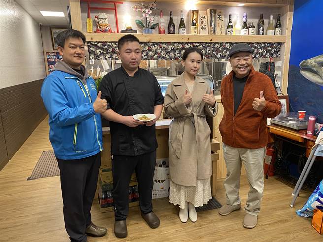 富冈青旅行团队成员吕承翰（左二）今年5月在富冈火车站前开设「三千里」日式料理餐厅，完成祖父心愿（蔡明亘摄）