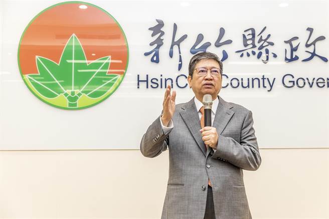 县长杨文科颁发镇市长和县议员当选证书时，强调县府推动公共政策，是考量新竹县的永久发展，言外之音似针对近来新竹县生命纪念园区争议做出的回应。（罗浚滨摄）